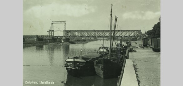 De eerste spoorbrug uit 1865 op een ongedateerde foto